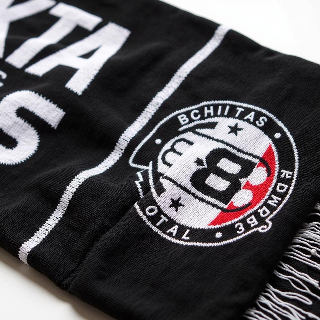 A Beşiktaş scarf with a double straw design