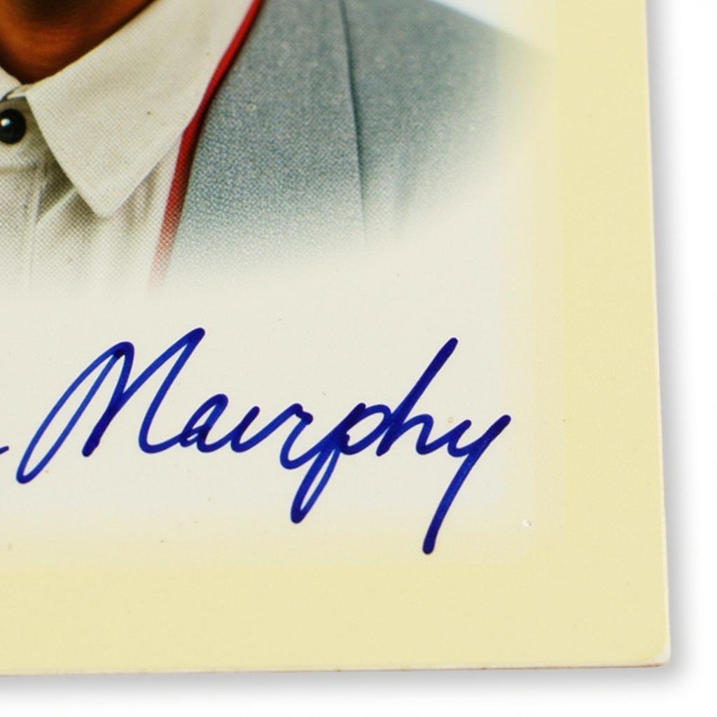 Closeup of a Dale Murphy autographed baseball card